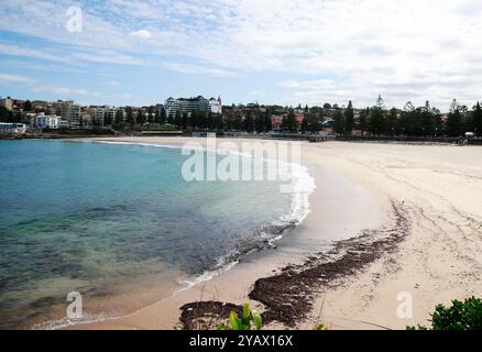 Sydney. 16th Oct, 2024. This photo taken on Oct. 16, 2024 shows debris washed ashore on Coogee Beach in Sydney, Australia. The popular beach in Sydney has been closed to the public after mysterious black balls of debris washed ashore. Coogee Beach in eastern Sydney has been ordered closed and an urgent investigation and clean-up operation launched after hundreds of the ball-shaped debris were found along the length of the beach by lifeguards on Tuesday. Credit: Ma Ping/Xinhua/Alamy Live News Stock Photo