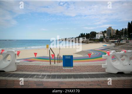 Sydney. 16th Oct, 2024. This photo taken on Oct. 16, 2024 shows the closed Coogee Beach in Sydney, Australia. The popular beach in Sydney has been closed to the public after mysterious black balls of debris washed ashore. Coogee Beach in eastern Sydney has been ordered closed and an urgent investigation and clean-up operation launched after hundreds of the ball-shaped debris were found along the length of the beach by lifeguards on Tuesday. Credit: Ma Ping/Xinhua/Alamy Live News Stock Photo