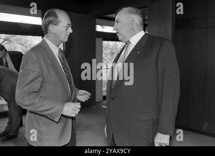 Deutschland, Bonn 19.04.1994 Archiv.: 46-07-17 Kabinettssitzung Foto: Bundeskanzler Helmut Kohl und Joachim Borchert, Bundesminister für Ernaehrung, Landwirtschaft und Forsten Kabinettssitzung *** Germany, Bonn 19 04 1994 Archive 46 07 17 Cabinet meeting Photo Federal Chancellor Helmut Kohl and Joachim Borchert, Federal Minister of Food, Agriculture and Forestry Cabinet meeting Stock Photo