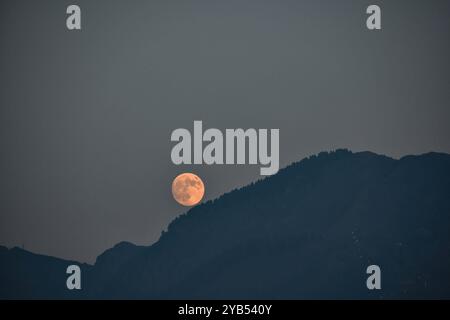 The biggest and the brightest super moon also known as Hunter's moon rises over the Zabarwan mountains in Srinagar. The October full moon, also known as the hunter's moon, will be the third back-to-back supermoons, preceded by September's harvest moon and August's blue supermoon. The moon is expected to be near its closest point to Earth tonight, resulting in the largest supermoon this year, according to experts, an unofficial astronomical phenomenon that occurs up to four times annually. (Photo by Saqib Majeed/SOPA Images/Sipa USA) Stock Photo