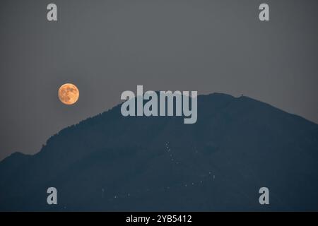 The biggest and the brightest super moon also known as Hunter's moon rises over the Zabarwan mountains in Srinagar. The October full moon, also known as the hunter's moon, will be the third back-to-back supermoons, preceded by September's harvest moon and August's blue supermoon. The moon is expected to be near its closest point to Earth tonight, resulting in the largest supermoon this year, according to experts, an unofficial astronomical phenomenon that occurs up to four times annually. (Photo by Saqib Majeed/SOPA Images/Sipa USA) Stock Photo