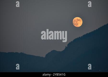 The biggest and the brightest super moon also known as Hunter's moon rises over the Zabarwan mountains in Srinagar. The October full moon, also known as the hunter's moon, will be the third back-to-back supermoons, preceded by September's harvest moon and August's blue supermoon. The moon is expected to be near its closest point to Earth tonight, resulting in the largest supermoon this year, according to experts, an unofficial astronomical phenomenon that occurs up to four times annually. (Photo by Saqib Majeed/SOPA Images/Sipa USA) Stock Photo