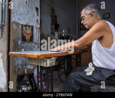 Elderly tailor, Ahmedabad, Gujarat, India Stock Photo