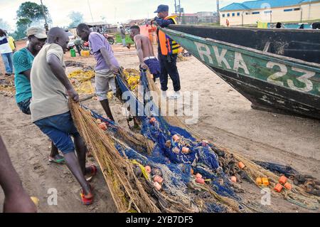 Fishermen pulling their nets at Kasensero  fish landing site on Lake Victoria - Uganda Stock Photo