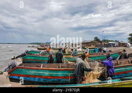 Fishermen sorting fishing nets at Kasensero fish landing site on Lake Victoria - Uganda Stock Photo