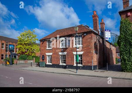 UK, England, Berkshire, Theale, Theale High Street with 'The Bull' Public House Stock Photo