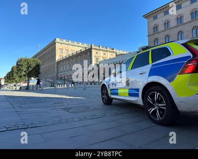 Stockholm, Sweden. 06th Oct, 2024. A Swedish police patrol car is parked in the old town of Stockholm. The Royal Palace can be seen in the background. Credit: Steffen Trumpf/dpa/Alamy Live News Stock Photo