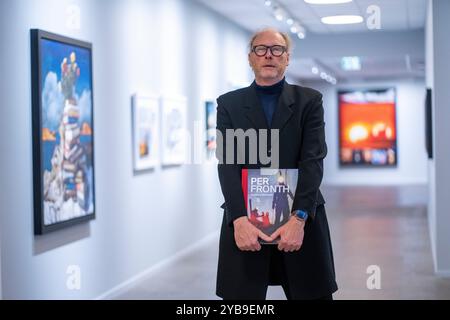 Oslo 20241017. The artist Per Fronth is current with the exhibition 'Power Trilogy' in the Fine Art Gallery in Oslo. One of the works is called 'Red Room', where NATO Secretary General Jens Stoltenberg meets then President Donald Trump in the White House in Washington. Photo: Heiko Junge / NTB Stock Photo