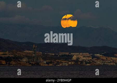 Malaga, Spain. 17th Oct, 2024. The full moon or 'Hunter's moon' is seen rising over a mountain. During the Hunter's Moon, the first autumn full moon, is well-known as Hunter Moon because of its suitability during the hunting season. When the moon appears more large and orange than usual over the horizon. Credit: SOPA Images Limited/Alamy Live News Stock Photo