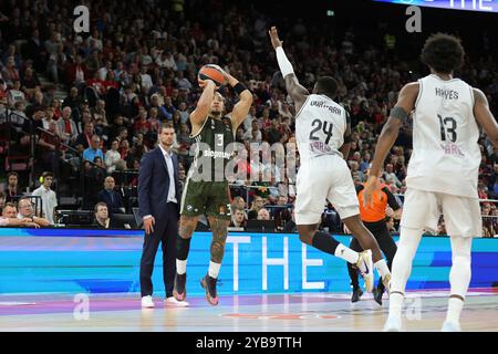 Carsen Edwards (FC Bayern Basketball, #3) punktet. GER, FC Bayern Basketball vs. Paris Basketball, Basketball, Euroleague, Saison 2024/2025, 17.10.2024, Foto: Eibner-Pressefoto/Marcel Engelbrecht Stock Photo