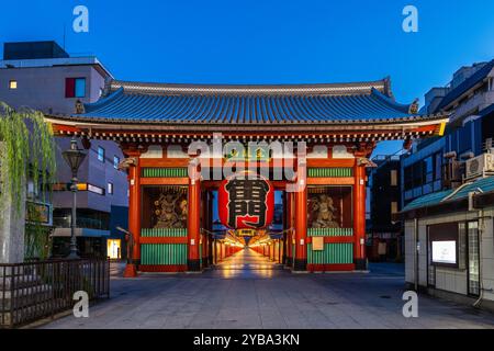 Kaminarimon, the Thunder Gate, the outer gate of Sensoji in Asakusa, Tokyo, Japan. Translation: Thunder Gate and Golden Dragon Mount Stock Photo