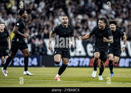 São Paulo, Brazil - October 17: Matheuzinho of Corinthians celebrates his goal (2-0) during the Campeonato Brasileiro Serie A 2024/25 League match between Corinthians and Athletico Paranaense at Arena Corinthians on October 17, 2024 in São Paulo, Brazil (Foto: Sports Press Photo/Sports Press Photo/C - ONE HOUR DEADLINE - ONLY ACTIVATE FTP IF IMAGES LESS THAN ONE HOUR OLD - Ģ����ý) Credit: SPP Sport Press Photo. /Ģ����ý Live News Stock Photo