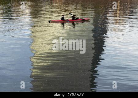 Frankfurt, Hesse, Germany. 17th Oct, 2024. Two people are seen kayaking on the Main River with the reflection of the European Central Bank in Frankfurt, Germany. (Credit Image: © Matias Basualdo/ZUMA Press Wire) EDITORIAL USAGE ONLY! Not for Commercial USAGE! Stock Photo