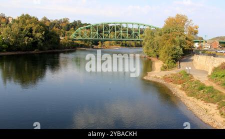 Easton–Phillipsburg Toll Bridge, spanning Delaware river, connecting Easton and Phillipsburg, New Jersey in the Lehigh Valley, Easton, PA, USA Stock Photo