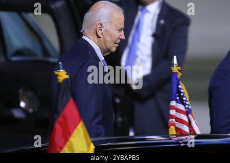 Schönefeld bei Berlin, Brandenburg, Deutschland, 17.10.2024: Flughafen Berlin-Brandenburg BER, Militärischer Teil: Ankunft des US-Präsidenten: Joe Biden verlässt die Air Force One und steigt in den Dienstwagen The Beast *** Schönefeld near Berlin, Brandenburg, Germany, 17 10 2024 Berlin Brandenburg Airport BER, Military section Arrival of US President Joe Biden leaves Air Force One and gets into the official car The Beast Copyright: xdtsxNachrichtenagenturx dts 48875 Stock Photo