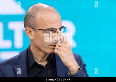 Buchmesse Frankfurt 2024 Der israelische Historiker und Bestseller-Autor Yuval Noah Harari stellt auf der Literaturbühne von ARD, ZDF und 3sat sein Buch Nexus vor. Buchmesse Frankfurt 2024., Frankfurt am Main Hessen Deutschland Messegelände *** Book Fair Frankfurt 2024 The Israeli historian and bestselling author Yuval Noah Harari presents his book Nexus on the literary stage of ARD, ZDF and 3sat Book Fair Frankfurt 2024 , Frankfurt am Main Hessen Germany Exhibition Grounds Stock Photo