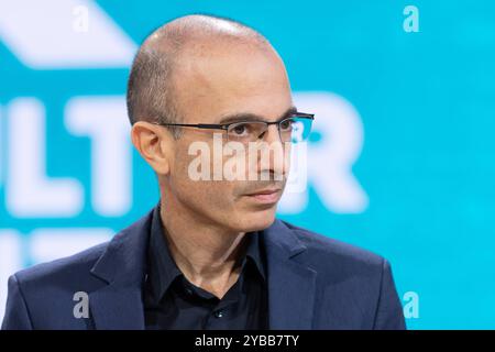 Buchmesse Frankfurt 2024 Der israelische Historiker und Bestseller-Autor Yuval Noah Harari stellt auf der Literaturbühne von ARD, ZDF und 3sat sein Buch Nexus vor. Buchmesse Frankfurt 2024., Frankfurt am Main Hessen Deutschland Messegelände *** Book Fair Frankfurt 2024 The Israeli historian and bestselling author Yuval Noah Harari presents his book Nexus on the literary stage of ARD, ZDF and 3sat Book Fair Frankfurt 2024 , Frankfurt am Main Hessen Germany Exhibition Grounds Stock Photo