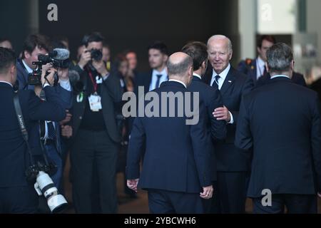 Berlin, Germany. 18th Oct, 2024. US President Joe Biden (2nd from right) meets Emmanuel Macron (3rd from right), President of France, German Chancellor Olaf Scholz (SPD) and British Prime Minister Keir Starmer (right) at the Chancellery. Credit: Sebastian Gollnow/dpa/Alamy Live News Stock Photo