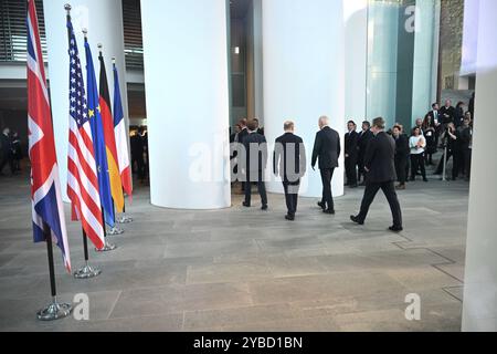 Berlin, Germany. 18th Oct, 2024. After the presentation to the media, US President Joe Biden (3rd from left), Emmanuel Macron (l), President of France, German Chancellor Olaf Scholz (l, SPD) and British Prime Minister Keir Starmer (r) leave the foyer of the Chancellery. Credit: Sebastian Gollnow/dpa/Alamy Live News Stock Photo