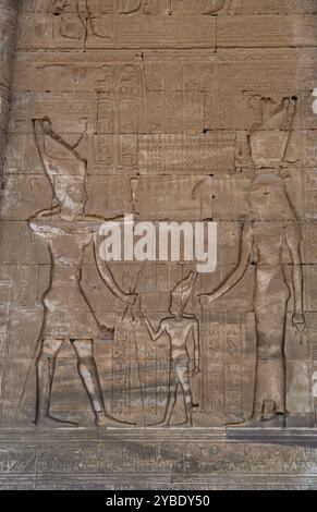 Hathor Temple, Dendera, Egypt. Relief depicting Cleopatra VII, Julius Caesar and their son Caesarion, later her co-regent Ptolemy XV Caesar, Ptolemaic Dynasty, 1st century BC. Stock Photo