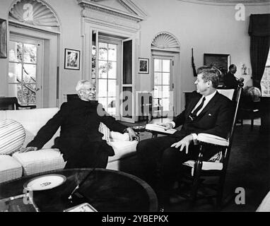 U.S. President John F. Kennedy (in rocking chair) meeting with President of India, Dr. Sarvepalli Radhakrishnan, Oval Office, White House, Washington, D.C., USA, Abbie Rowe, White House Photographs, June 3, 1963 Stock Photo