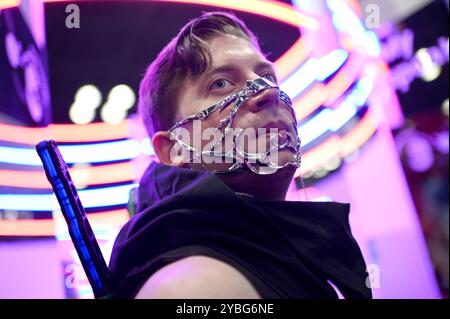 New York, USA. 18th Oct, 2024. An attendee wears designed metal face sculpture during New York Comic Con 2024 held at the Jacob Javits Convention Center, New York, NY, October 18, 2024. (Photo by Anthony Behar/Sipa USA) Credit: Sipa USA/Alamy Live News Stock Photo