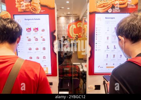 Ordering food touchscreen McDonalds Singapore Stock Photo