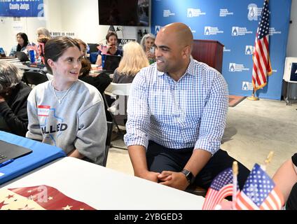 Austin Texas USA, October 18 2024: Texas Democratic Congressman COLIN ALLRED (D-Dallas) chats with a volunteer as he visits a phone bank at the Travis County (TX) Democratic Party headquarters. Allred is campaigning to unseat incumbent Republican Sen. Ted Cruz (not shown) in November.  Credit: Bob Daemmrich/Alamy Live News Stock Photo