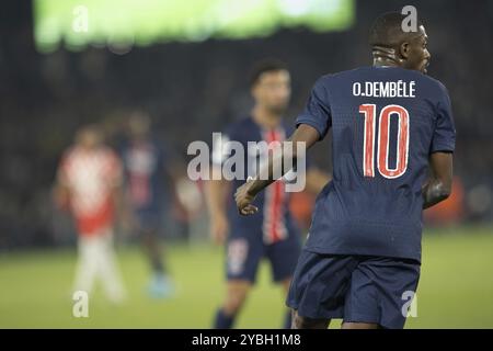 Football match, Ousmane DEMBELE Paris Saint Germain with shirt number 10 looks right in the direction of the opponent's penalty area, Parc des Princes Stock Photo