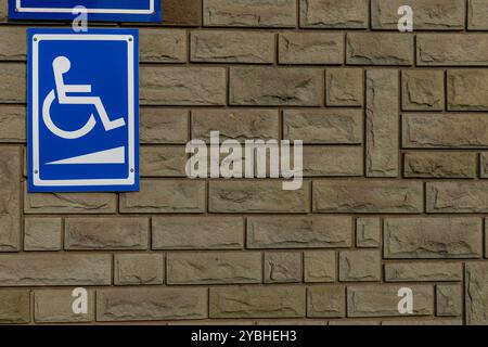 Wheelchair accessible sign along the ramp Stock Photo - Alamy