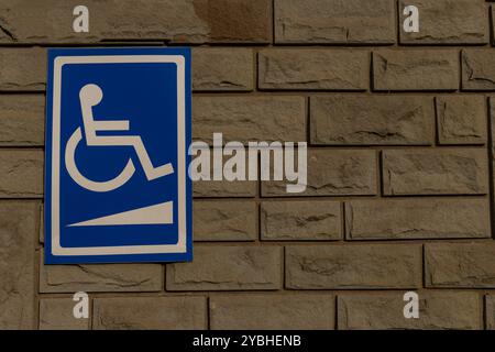Wheelchair accessible sign along the ramp Stock Photo - Alamy