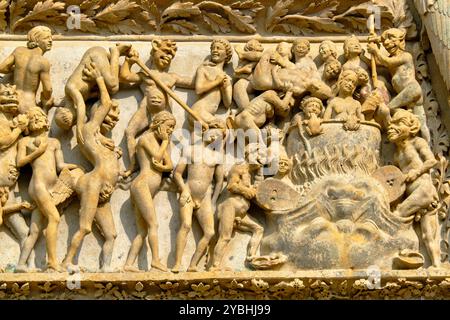 France, Cher (18), Bourges, St Etienne cathedral, UNESCO world heritage, le portail central, sculpture gothique représentant le Jugement dernier Stock Photo