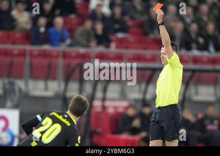 Alkmaar, Netherlands. 19th Oct, 2024. ALKMAAR, 19-10-2024, AFAS stadium, season 2024/2025, Dutch Eredivisie Football between AZ and PSV, referee Allard Lindhout gives a red card to AZ player David Moller Wolfe Credit: Pro Shots/Alamy Live News Stock Photo