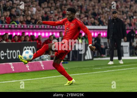 Muenchen, Deutschland. 19th Oct, 2024. Alphonso Davies (FC Bayern Muenchen, #19). GER, FC Bayern Muenchen gegen VfB Stuttgart, Fussball, Bundesliga, 7. Spieltag, Spielzeit 2024/2025, 19.10.2024. (DFL DFB REGULATIONS PROHIBIT ANY USE OF PHOTOGRAPHS as IMAGE SEQUENCES and or QUASI-VIDEO). Foto: Eibner-Pressefoto/Heike Feiner Credit: dpa/Alamy Live News Stock Photo