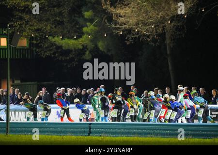 Amsterdam, Netherlands. 19th Oct, 2024. AMSTERDAM, NETHERLANDS - OCTOBER 19: Women during the Marathon Cup 1 - 52e Jaap Eden Trofee at Jaap Eden IJsbaan on October 19, 2024 in Amsterdam, Netherlands. (Photo by Douwe Bijlsma/Orange Pictures) Credit: Orange Pics BV/Alamy Live News Stock Photo