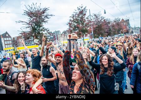 Amsterdam, Netherlands. 19th Oct, 2024. Participants are seen showing love to the DJ during the parade. ADEV (Amsterdam Danst Ergens Voor), which means 'Amsterdam Dances For A Cause' organized for the 12th time, its an annual demonstration for squatting, free spaces, and affordable housing in the city Credit: SOPA Images Limited/Alamy Live News Stock Photo