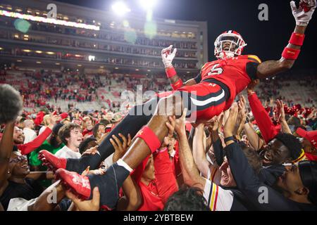 College Park, Maryland, USA. 19th Oct, 2024. Maryland Terrapins wide receiver OCTAVIAN SMITH JR. (5) celebrates with fans on the field after the win. The Maryland Terrapins defeated the USC Spartans at SECU Stadium. (Credit Image: © Nick Piacente/ZUMA Press Wire) EDITORIAL USAGE ONLY! Not for Commercial USAGE! Stock Photo