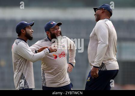 From left Mushfiqur Rahim, Mushtak Ahmed and Head coach Phil Simmons during Bangladesh team attends practice session at the Sher-e-Bangla National Cri Stock Photo