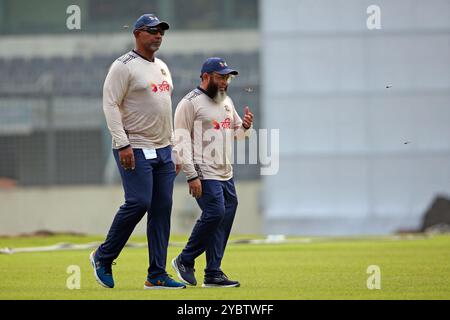 Mushtak Ahmed and Head coach Phil Simmons during Bangladesh team attends practice session at the Sher-e-Bangla National Cricket Stadium (SBNCS) in Mir Stock Photo