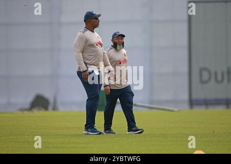 Mushtak Ahmed and Head coach Phil Simmons during Bangladesh team attends practice session at the Sher-e-Bangla National Cricket Stadium (SBNCS) in Mir Stock Photo