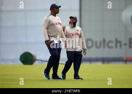 Mushtak Ahmed and Head coach Phil Simmons during Bangladesh team attends practice session at the Sher-e-Bangla National Cricket Stadium (SBNCS) in Mir Stock Photo