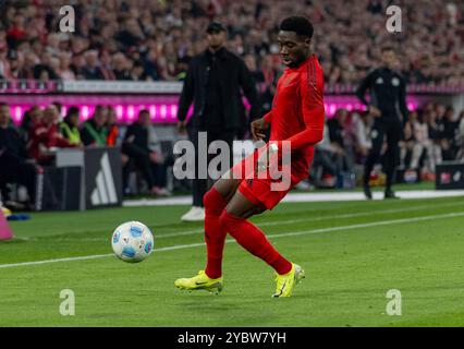 Muenchen, Deutschland. 19th Oct, 2024. Alphonso Davies (FC Bayern Muenchen, #19). GER, FC Bayern Muenchen gegen VfB Stuttgart, Fussball, Bundesliga, 7. Spieltag, Spielzeit 2024/2025, 19.10.2024. (DFL DFB REGULATIONS PROHIBIT ANY USE OF PHOTOGRAPHS as IMAGE SEQUENCES and or QUASI-VIDEO). Foto: Eibner-Pressefoto/Heike Feiner Credit: dpa/Alamy Live News Stock Photo