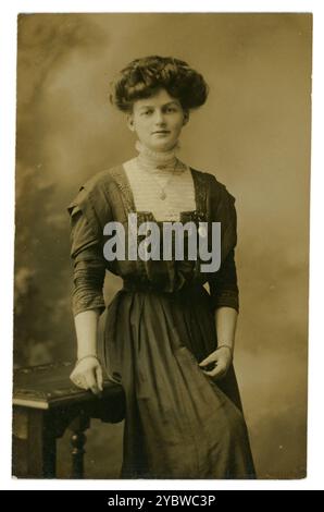 Original early 1900's postcard of beautiful Edwardian lady from Devon, from the studio of H Hall & Co, at 178 Sidwell Street, Exeter or  23 Joy Street, Barnstable, Devon, U.K.. Circa 1908 Stock Photo