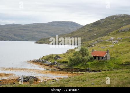 Derelict crofter's cottage by a lake on the Isle of Harris in the Outer Hebrides, Scotland. Stock Photo