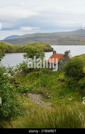 Derelict crofter's cottage by a lake on the Isle of Harris in the Outer Hebrides, Scotland. Stock Photo