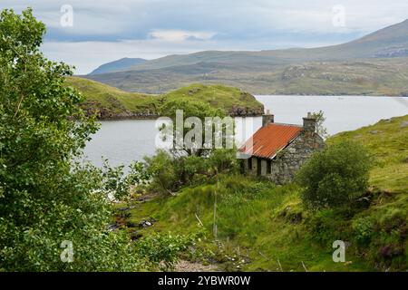 Derelict crofter's cottage by a lake on the Isle of Harris in the Outer Hebrides, Scotland. Stock Photo