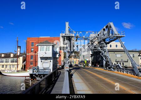 Mystic River Highway Bridge, Mystic, Connecticut. A bascule drawbridge over the Mystic River designed by Thomas E. Brown, built in 1922. The drawbridg Stock Photo