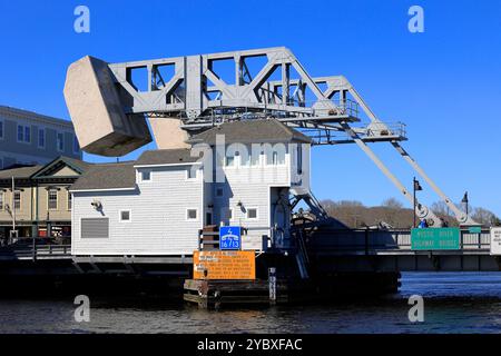 Mystic River Highway Bridge, Mystic, Connecticut. A bascule drawbridge over the Mystic River designed by Thomas E. Brown, built in 1922. The drawbridg Stock Photo