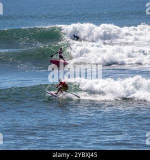 El Salvador, La Libertad, SUP surfers on the famous waves of El Sunzal