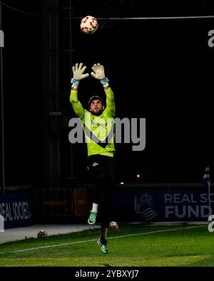 Zubieta, Spain. 19th Oct, 2024. Aitor Fraga warming up before their match against S.D. Tarazona in the 1st RFEF, on 19th October 2024, in Zubieta, Spain. Credit: Rubén Gil/Ģ����ý Live News. Stock Photo